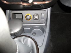 Zu sehen ist der Autogas Umschalter in der Mittelkonsole des Dacia Duster 2WD